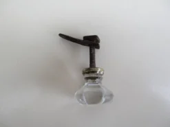 Bouton de meuble ancien en verre
