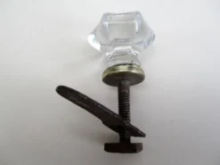 Bouton de meuble ancien en verre