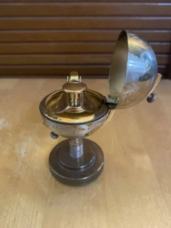 Briquet en laiton formant mappemonde, années 60