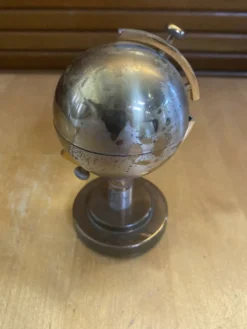 Briquet en laiton formant mappemonde, années 60