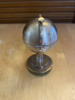 Briquet en laiton formant mappemonde, années 60