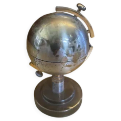 Briquet en laiton formant mappemonde, années 60