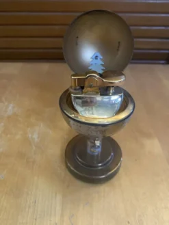 Briquet en laiton formant mappemonde, années 60