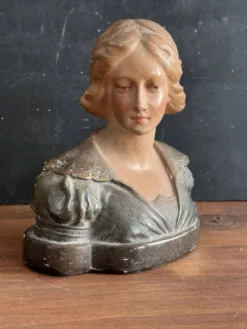 Buste de femme Art nouveau en plâtre polychrome, vers 1900