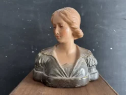 Buste de femme Art nouveau en plâtre polychrome, vers 1900
