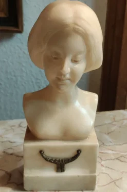 Buste de femme en albâtre