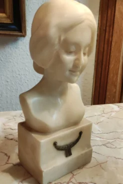 Buste de femme en albâtre
