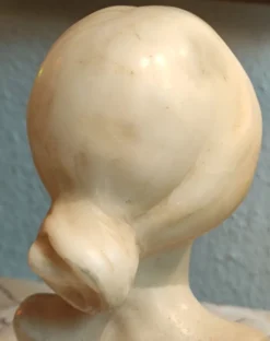 Buste de femme en albâtre