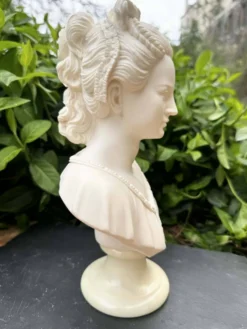 Buste de femme en albâtre, signé Arnaldo Giannelli, daté 1980