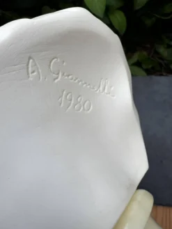 Buste de femme en albâtre, signé Arnaldo Giannelli, daté 1980