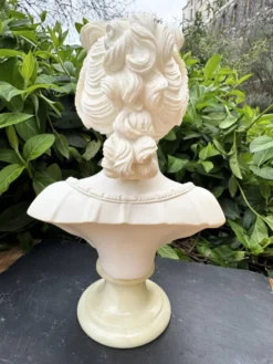 Buste de femme en albâtre, signé Arnaldo Giannelli, daté 1980