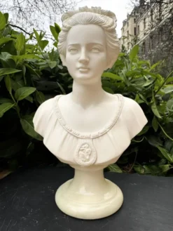 Buste de femme en albâtre, signé Arnaldo Giannelli, daté 1980