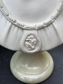 Buste de femme en albâtre, signé Arnaldo Giannelli, daté 1980