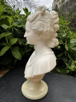 Buste de femme en albâtre, signé Arnaldo Giannelli, daté 1980