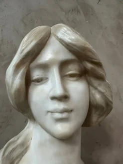 Buste de femme en marbre