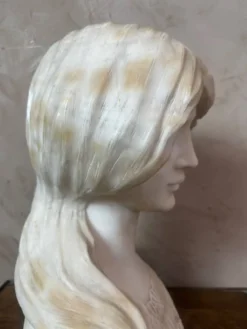 Buste de femme en marbre