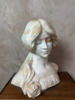 Buste de femme en marbre