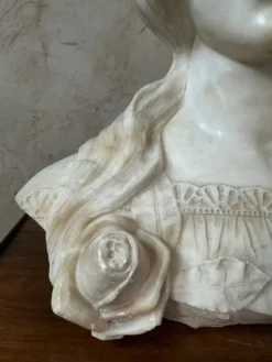 Buste de femme en marbre