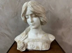 Buste de femme en marbre