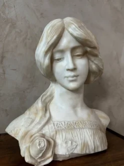 Buste de femme en marbre
