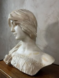 Buste de femme en marbre