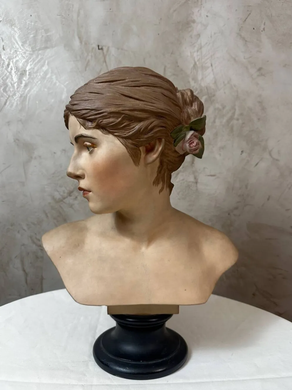 Buste de femme en platre