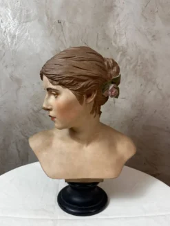 Buste de femme en platre