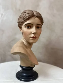 Buste de femme en platre