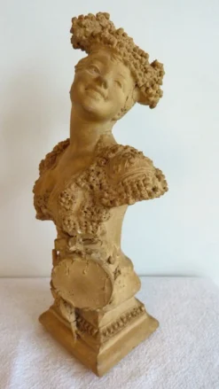 Buste de femme en terre cuite signé Torcuato Tasso Y Nadal