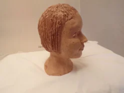 Buste de jeune fille modelé argile