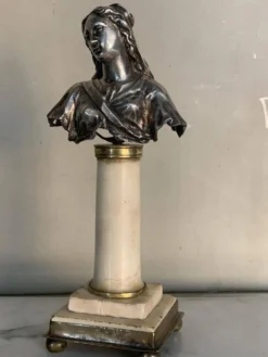 Buste de la Vierge en argent, colonne en marbre