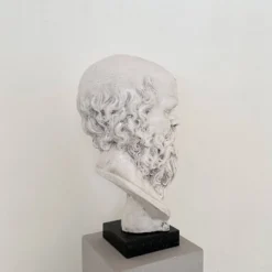 Buste de Socrate en plâtre blanc et base en marbre noir, 1940