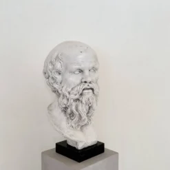 Buste de Socrate en plâtre blanc et base en marbre noir, 1940