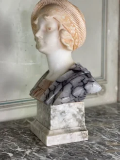 Buste d’une jeune fille en albâtre par Riccardo Aurilli