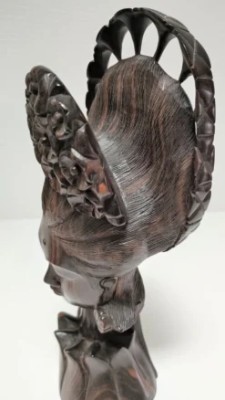 Buste en bois de femme à coiffe florale travail sculptural des années 60-70