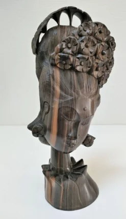 Buste en bois de femme à coiffe florale travail sculptural des années 60-70