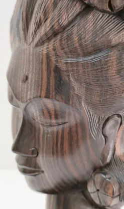 Buste en bois de femme à coiffe florale travail sculptural des années 60-70
