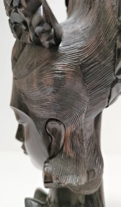 Buste en bois de femme à coiffe florale travail sculptural des années 60-70