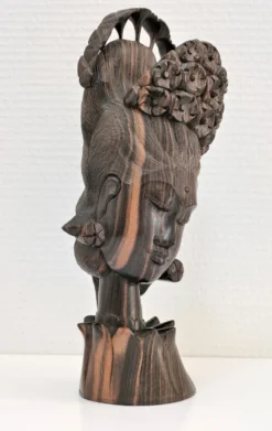 Buste en bois de femme à coiffe florale travail sculptural des années 60-70