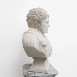 Buste en marbre blanc d'un empereur romain, XXe siècle