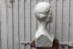 Buste en marbre blanc, signé Léoni, 19ème siècle