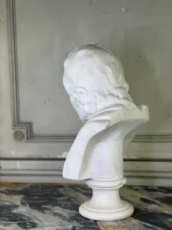 Buste en marbre, Voltaire d’après Jean Antoine Houdon, copie du XIXème siècle