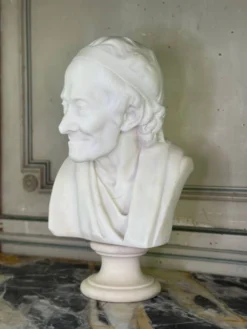 Buste en marbre, Voltaire d’après Jean Antoine Houdon, copie du XIXème siècle