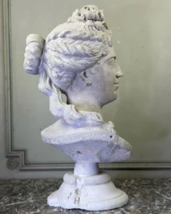 Buste en pierre limoneuse d’après Coysevox, portrait de la duchesse de Bourgogne
