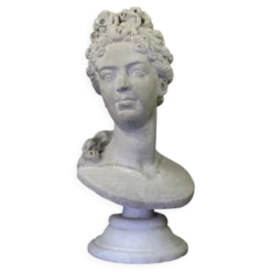 Buste en pierre limoneuse d’après Coysevox, portrait de la duchesse de Bourgogne