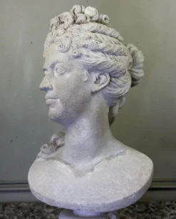 Buste en pierre limoneuse d’après Coysevox, portrait de la duchesse de Bourgogne
