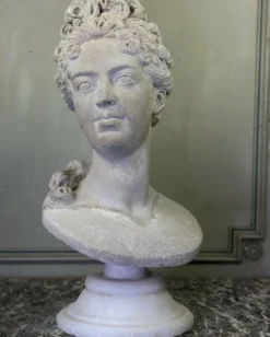 Buste en pierre limoneuse d’après Coysevox, portrait de la duchesse de Bourgogne