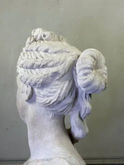 Buste en pierre limoneuse d’après Coysevox, portrait de la duchesse de Bourgogne