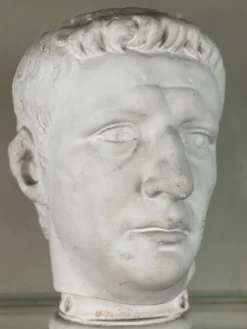 Buste en plâtre d’un empereur romain