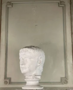 Buste en plâtre d’un empereur romain